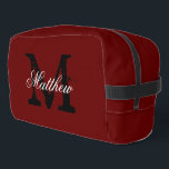 Maßgeschneidertes Monogramm-Maroon-Reisetasche-Kit Waschbeutel<br><div class="desc">Maßgeschneidertes Monogramm Maroon Rot Toiletry Reisebeutel Kit. Klassische Typografie-Vorlage mit Vintagem Anfangsbuchstaben und Skripttext. Farben können geändert werden. Geschenkidee zum coolen Geburtstag oder Vatertag für Männer.</div>