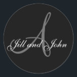 Maßgeschneidertes Monogramm und Namen Schwarz/Grau Runder Aufkleber<br><div class="desc">Hochzeit Custom Monogram & Names Black & Gray Siegel. Design von Elke Clarke Copyright 2008. Das Design ist einfach aber klassisch und passt zu jedem Einladung und Hochzeitsthema. Die MONOGRAM GALLERY erlaubt es Ihnen, die Namen, Monogramme und Farben dieses Aufklebers anzupassen. Klicken Sie einfach auf den "CUSTOMIZE" Button und folgen...</div>