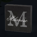Maßgeschneidertes Monogramm Vintages schwarzes Hol Holzkisten Schild<br><div class="desc">Maßgeschneidertes Monogramm Vintages schwarzes Holzkastenzeichen. Klassisches Monogramm mit Vintagem Anfangsbuchstaben und Skripttext. Die Farbe kann geändert werden. Ideal für Zuhause,  Hochzeitsfeier und vieles mehr.</div>