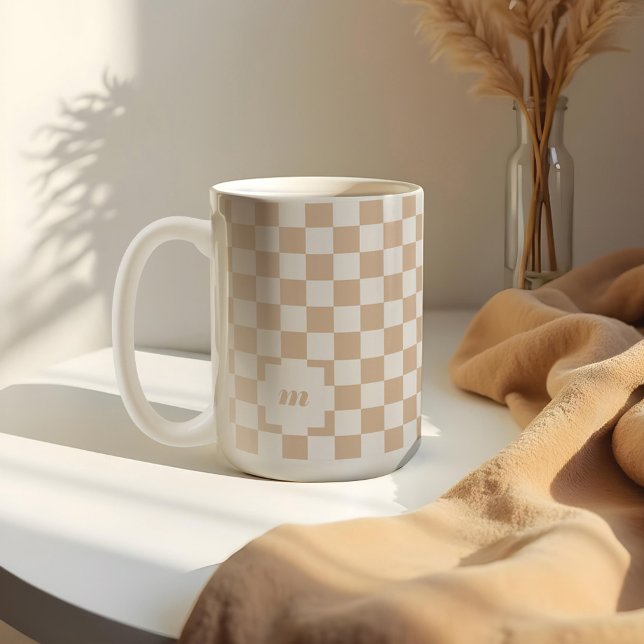 Maßgeschneidertes Retro-Muster für modernes Prüfmu Kaffeetasse (Retro Tan Beige Chequered Pattern Custom Monogram Coffee Mug)