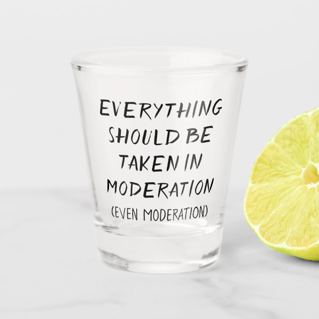 Mäßigung | Adult Beverage Spaß Brush Quote Schnapsglas (Vorderseite)