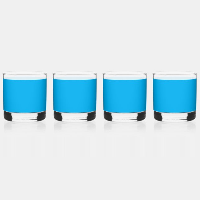 Massiver, leuchtend blauer Hintergrund Whiskyglas (Vorderseite)