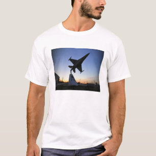 Maßstabsmodell eines F-16 C-Kampffalken T-Shirt
