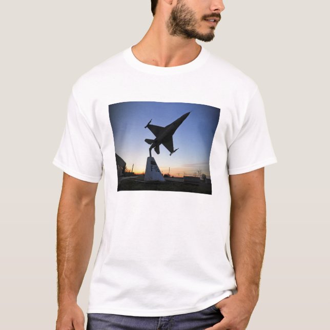 Maßstabsmodell eines F-16 C-Kampffalken T-Shirt (Vorderseite)