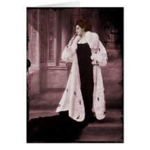Mata Hari im weißen Pelzmantel