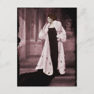 Mata Hari im weißen Pelzmantel Postkarte