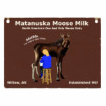 Matanuska Moose Milk Sign Fotoskulptur Magnet<br><div class="desc">Ein altes, hölzernes Schild aus dem weltberühmten und völlig mythischen Matanuska Elche Milchbauernhof in Willow Alaska, nicht weit von Anchorage entfernt. Das Bild zeigt eine Milchmädchenmanufaktur Matilda, den ersten Molkereichen des Bauernhofs. Ob Sie es glauben oder nicht, es gibt Elchsereien, eine kleine Zahl in Russland und eine in Schweden. Elchmilch...</div>