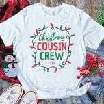 Matching Weihnachts-Cousin-Crew T-Shirt<br><div class="desc">Wie bringt man seine Familie zu Weihnachten besser zusammen als mit einem Set Spaß, das die Weihnachts-T - Shirt von Cousin mit der Familie in Einklang bringt? Mit dem gemütlichen Sprichwort, der "Crew des Weihnachtsmannes", dem Jahr und den hellen, festlichen Weihnachtslichtern in Rot und Grün wird Ihre Familie bei der...</div>
