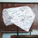 Math-Gleichungsmuster Krawatte<br><div class="desc">Machen Sie mit unserer Mathematik-Hals-Krawatte ein schlaues und stilvolles Statement. Mit einem faszinierenden Muster komplexer Mathematik-Gleichungen auf Graphen-Papier ist diese Krawatte das perfekte Zubehör für Mathematiker und Profis gleichermaßen. Egal ob getragen für einen formalen Anlass oder um Ihre Liebe für Zahlen zu präsentieren, dieser einzigartige Krawatte verleiht jedem Outfit eine...</div>