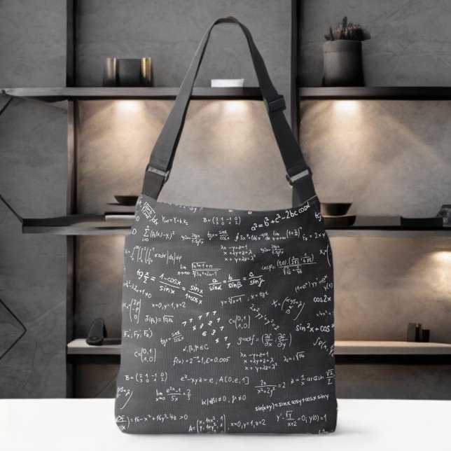 Mathematik Formeln und Zahlen auf der Tafel Tragetaschen Mit Langen Trägern (Math Formulas And Numbers On Blackboard Crossbody Bag At A Table Counter)
