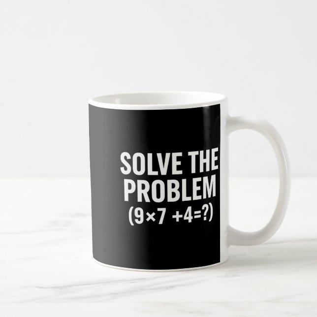 Mathematik löst das Problem (9x7+4=_) Lustige Math Kaffeetasse (Rechts)