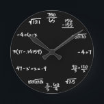 Mathematik-Tafel-Uhr - Mathematiker Runde Wanduhr<br><div class="desc">Perfekte Uhr für Mathestudenten,  -lehrer,  -ingenieure,  -physiker,  -doktoren,  -zahnärzte oder -jedermann,  der gerade eine kreative Tafel ähnliche Uhr mag</div>