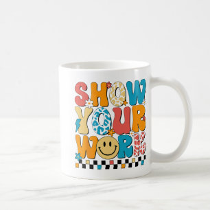 Mathematiklehrer zeigen Niedliche Testtagslehrerin Kaffeetasse