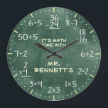 Mathematische Gleichungen Personalizable Uhr<br><div class="desc">Eine personalizable dekorative Wanduhr der einzigartigen mathematischen Gleichungstafel. Ein großer Zusatz zu irgendeinem Zuhause,  zu Schule oder zu Büro. Macht auch eine große Geschenkidee für jeden möglichen Lehrer oder Professor.</div>