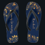 Matron Honor Gold Foliage Muster Navy Blue Flip Flops<br><div class="desc">Diese wunderschöne goldgelbe Blattmuster marineblaue Matrone mit Ehrenflippenstöcken hat einen dunkelblauen Hintergrund, der mit einem aufwändigen goldenen Blumenmuster und einer individuell anpassbaren modernen Typografie geschmückt ist. Die Kombination der reichen Marine mit dem schimmernden Gold schaffen eine elegante und luxuriöse Ästhetik. Es ist ein schönes Geschenk für Ihr Brautparty. Anzeigen der...</div>