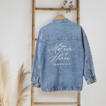 Matron of Ehre Elegant Script Name Wedding Party Jeansjacke<br><div class="desc">Unsere minimale und elegante "Matron of Honor" Hochzeitskleidung ist mit der modernen Script-Kalligraphie "Matron of Honor" ausgestattet. Entworfen, um den Kopf an Ihren besonderen Tag drehen zu lassen. Ob Sie eine trendsetter Braut sind oder nach dem perfekten Geschenk für ihre Ehrenkollektion suchen, diese Jacke ist eine Must-Have Ergänzung zu Ihrem...</div>