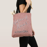 Matron of Honor Pink Glitzer Brautparty<br><div class="desc">Matron of Honor Rose Gold Blush Pink Imitat Glitzer und Sparkle Hand Lettered Typografy Brautparty Party Bag. Diese Matron-Tasche kann in einer silberfarbenen,  eleganten Typografie mit dem Namen der Ehrenmatrone versehen werden.</div>
