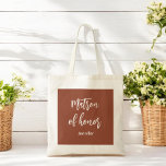 Matron of Honor Terracotta Brown Tote Bag Tragetasche<br><div class="desc">Matron der Ehrentasche in Terracotta Brown für Hochzeit,  Brautparty,  Brautparty,  Junggeselinnen-Abschied. Karo mehr Produkte mit diesem Design in der Kollektion unten.</div>