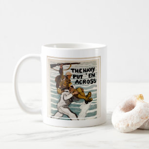 Matrose watet, während er einen Soldaten auf seine Kaffeetasse