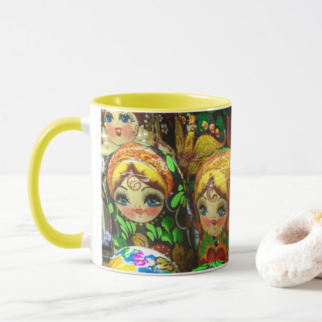 Matryoshka Dolls Souvenir Kiosk Travel Foto Tasse (Mit Donut)