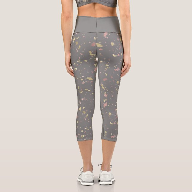 Matte Gold und Rose Gold Flakes Dunkelgrau Capri Leggings (Rückseite)