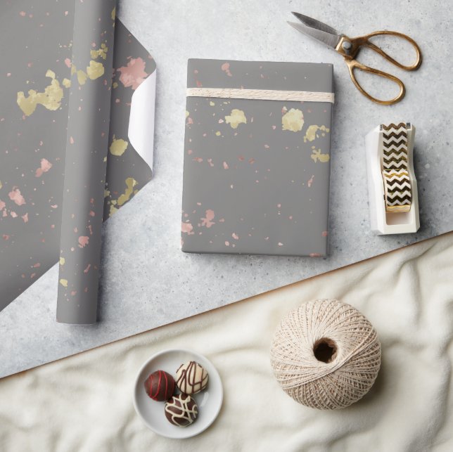 Matte Gold und Rose Gold Flakes Warmes Dunkles Gra Geschenkpapier (Kunsthandwerk)