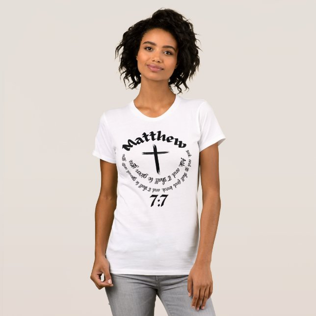 Matthew 7:7 Kreislaufbibliotheken und Mittelkreuz T-Shirt (Vorne ganz)