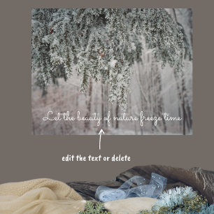 Mattierte Äste und ein schneebedeckter Wald Poster