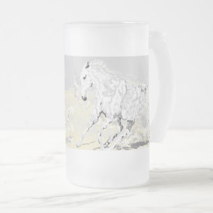 Mattierter weißer Glasstallion in der Bewegung Mattglas Bierglas