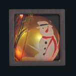 Mattiertes Schneemann-Ornament Kiste<br><div class="desc">Mattiert Snowman auf Gold-Ornament von Lee Hiller Fotografy Sie sind die Lee Hiller Designs Sammlung von Zuhause und Office-Dekor, Bekleidung, Geschenke und Sammlerstücke. Zu den Designs zählen Lee Hiller Fotografy und Mixed Media Digital Art Collection. Sie können ihre Naturfotografie unter http://HikeOurPlanet.com/ ansehen und ihrem Wanderblog im Hot Springs Nationalpark folgen....</div>
