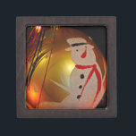 Mattiertes Schneemann-Ornament Kiste<br><div class="desc">Mattiert Snowman auf Gold-Ornament von Lee Hiller Fotografy Sie sind die Lee Hiller Designs Sammlung von Zuhause und Office-Dekor, Bekleidung, Geschenke und Sammlerstücke. Zu den Designs zählen Lee Hiller Fotografy und Mixed Media Digital Art Collection. Sie können ihre Naturfotografie unter http://HikeOurPlanet.com/ ansehen und ihrem Wanderblog im Hot Springs Nationalpark folgen....</div>