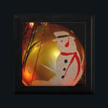 Mattiertes Schneemann-Ornament Schmuckschachtel<br><div class="desc">Mattiert Snowman auf Gold-Ornament von Lee Hiller Fotografy Sie sind die Lee Hiller Designs Sammlung von Zuhause und Office-Dekor, Bekleidung, Geschenke und Sammlerstücke. Zu den Designs zählen Lee Hiller Fotografy und Mixed Media Digital Art Collection. Sie können ihre Naturfotografie unter http://HikeOurPlanet.com/ ansehen und ihrem Wanderblog im Hot Springs Nationalpark folgen....</div>