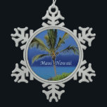 Maui Hawaii Beach Schneeflocken Zinn-Ornament<br><div class="desc">Schöne kühne Blues hinter einer grünen Palme für Menschen,  die Maui Liebe. Ein schönes Gedenkmal Maui,  Hawaii Reise Weihnachtsschmuck.</div>