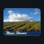 Maui Hawaii Beautiful Magnet<br><div class="desc">Ein schönes Foto von Maalaea Bay in Maui,  Hawaii. Hübsche,  grüne Berge,  die die herrliche blaue Meereslandschaft mit Windmühlen und weißen Wolken auf dem Hügel umgeben. Diese landschaftliche Landschaft wird von Hawaiianern und Touristen im Urlaub geliebt.</div>