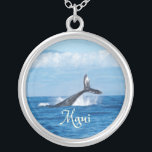 Maui Hawaii Ocean Whale Schwanz Versilberte Kette<br><div class="desc">Maui Hawaii Ocean Whale Schwanz Whale Tauchen mit Schwanz aus dem Meer. Die wunderschöne Insel Maui im Hintergrund.</div>