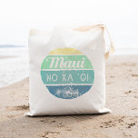 Maui No Ka Oi Vintage Typografie Tragetasche<br><div class="desc">"Maui No Ka 'Oi" bedeutet "Maui ist das Beste" auf Hawaii... und es ist auch unsere persönliche Lieblingsinsel! Zeigen Sie Ihren Stolz auf die Valley Isle mit unserer Retro-Typografie-Totentasche. Das Design zeigt "Maui No Ka Oi" in Vintager, bedrückter Typografie auf einem Gradientenzirkel in tropischen Farbtönen Gelb, Türkis und Blau mit...</div>
