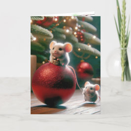 Maus auf einem Weihnachtsschmuck Feiertagskarte