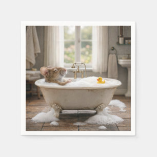 Maus badet in einem Schaumbad Serviette