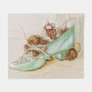Maus Familie in einem Schuhwerk von Beatrix Potter Fleecedecke