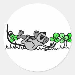 Maus in Kleeblättern Runder Aufkleber