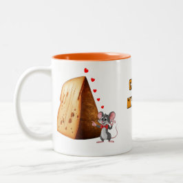 Maus in Liebe mit einem Stück Käse auf Weiß Zweifarbige Tasse