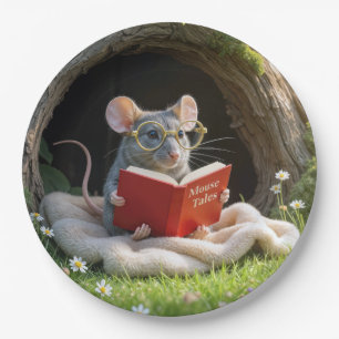 Maus liest ein rotes Buch auf einer Decke Pappteller