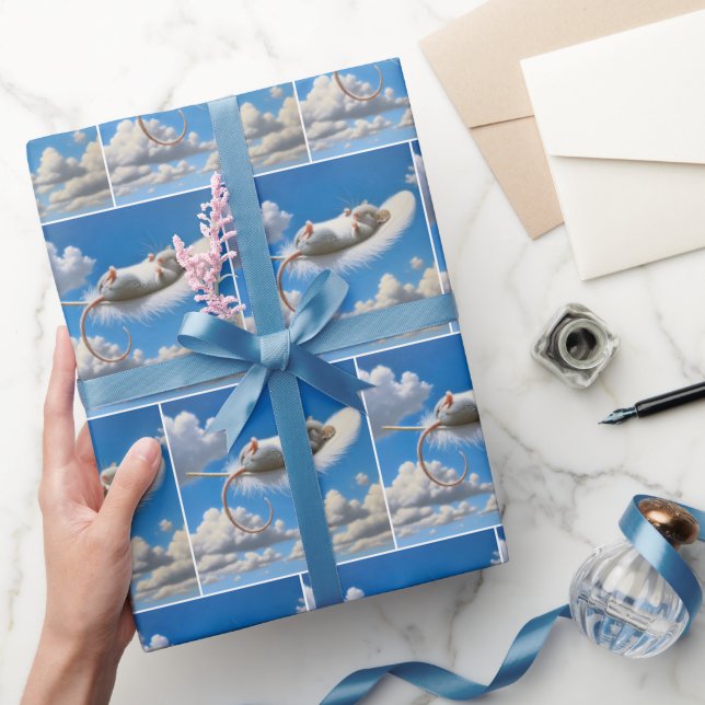 Maus schwebt auf einer Feder Geschenkpapier (Schenken)
