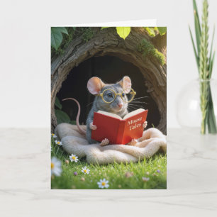 Maus zum Geburtstag liest ein rotes Buch auf einer Karte