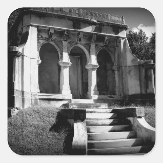 Mausoleum auf einem Hügel Quadratischer Aufkleber (Vorderseite)