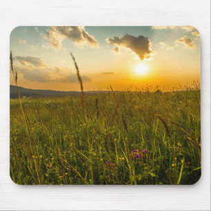 Mauspad mit Sonnenuntergang in den Bergen