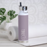 Mauve Modern Typografie Personalisiert Trinkflasche<br><div class="desc">Eine trendige, vakuumisolierte Wasserflasche mit personalisiertem Namen in Weiß, moderner Typografie auf einem modernen, lila Hintergrund. Stellen Sie die Flasche nach Belieben ein, indem Sie den Namen bearbeiten und nach Belieben den Namen durch Ihren eigenen Namen ersetzen. Ideal für ein Geburtstagsgeschenk, Hochzeitsgeschenk, Trauzeuge, etc. Wählen Sie Ihre Wasserflasche. Wählen Sie...</div>