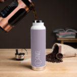 Mauve Modern Typografie Personalisiert Trinkflasche<br><div class="desc">Eine trendige, vakuumisolierte Wasserflasche mit personalisiertem Namen in Weiß, moderner Typografie auf einem modernen, lila Hintergrund. Stellen Sie die Flasche nach Belieben ein, indem Sie den Namen bearbeiten und nach Belieben den Namen durch Ihren eigenen Namen ersetzen. Ideal für ein Geburtstagsgeschenk, Hochzeitsgeschenk, Trauzeuge, etc. Wählen Sie Ihre Wasserflasche. Wählen Sie...</div>