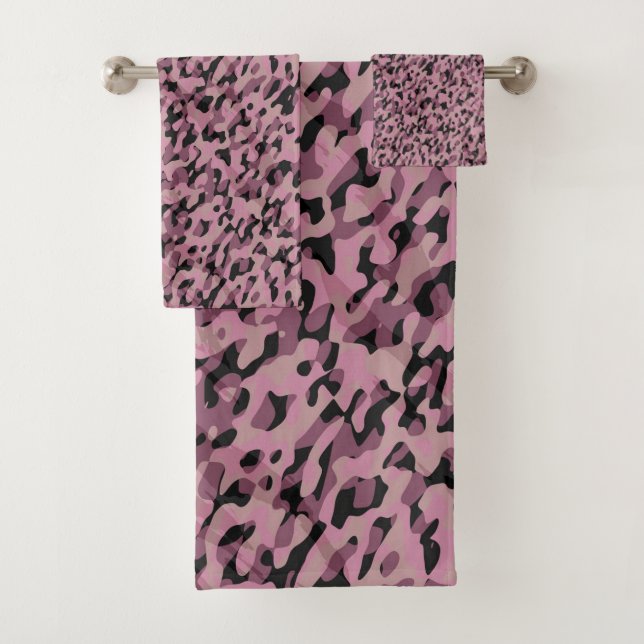 Mauve pink and Charcoal Camo abstract Badhandtuch Set (Insitu)