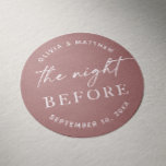Mauve Probe Dinner | Hochzeit im Herbst Runder Aufkleber<br><div class="desc">Fügen Sie Ihrem Probe-Dinner eine gemütliche, romantische Touch mit diesem lila runden Aufkleber mit dem Satz "The Night Before" hinzu. Der weiche Hintergrund macht ihn besonders für Hochzeiten im Herbst geeignet, besonders wenn er mit kräftigen saisonalen Tönen wie Rost, Terrakotta oder Salbei gepaart ist. Egal ob Sie ein Boho, eine...</div>